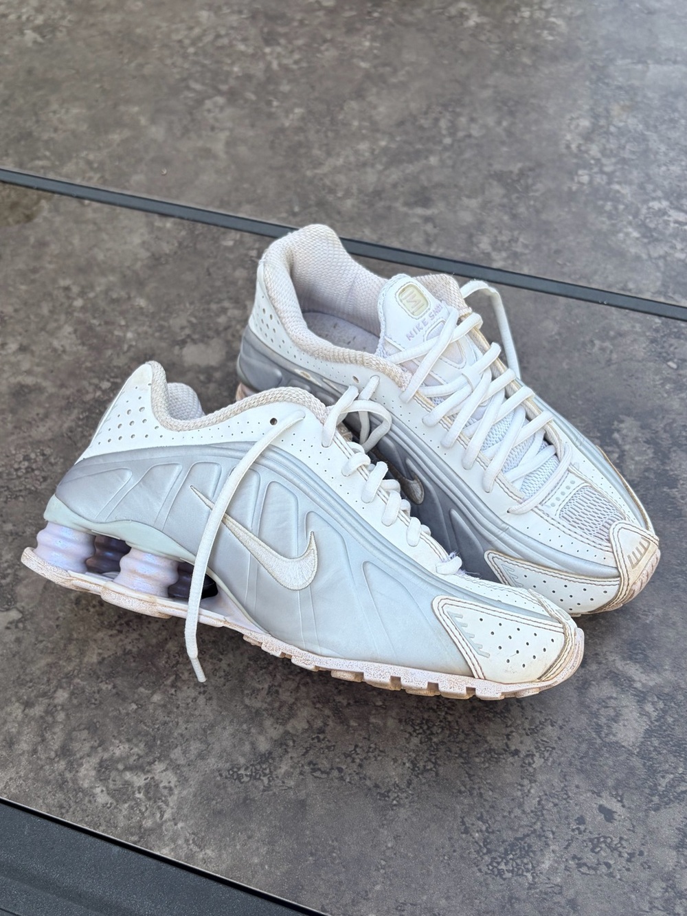 Nike Women’s Shox R4 size 6 white silver pink